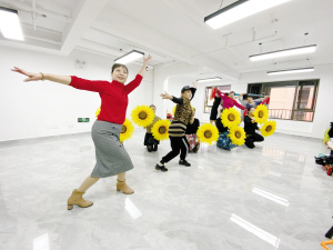 佳园社区为老年艺术团提供练舞场地。记者胡耀元摄